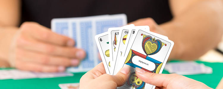 personalisierbare Spiele wie Jasskarten, Jokerkarten, Yuno,  Pokerkarten, Jassteppiche, Jass-Tischset, Jass-Bierdeckel