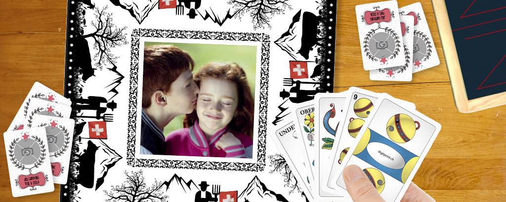 personalisierbare Spiele wie Jasskarten, Jokerkarten, Yuno,  Pokerkarten, Jassteppiche, Jass-Tischset, Jass-Bierdeckel